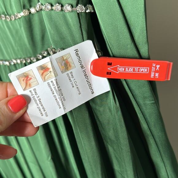 NWT IEENA for MAC DUGGAL 55702 Emerald Green Rhinestone Trim Puff Sleeve Gown - Picture 8 of 13